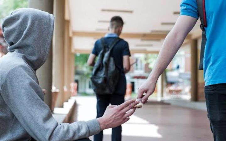 В Чистнау несовершеннолетние предложили одноклассникам психотропные таблетки, власти расследуют случай