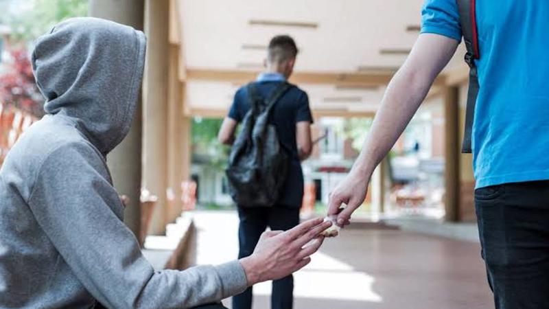 В Чистнау несовершеннолетние предложили одноклассникам психотропные таблетки, власти расследуют случай
