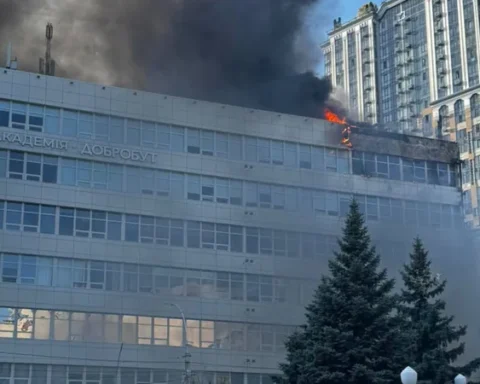В Киеве после атаки беспилотника повреждены здания Академии наук и медицинского центра