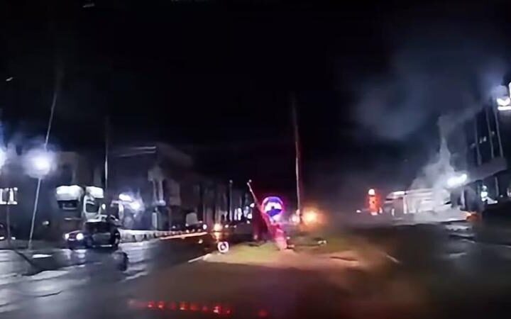 Водитель потерял контроль над автомобилем и撞нулся со столбом на улице Калеа Орхейлу