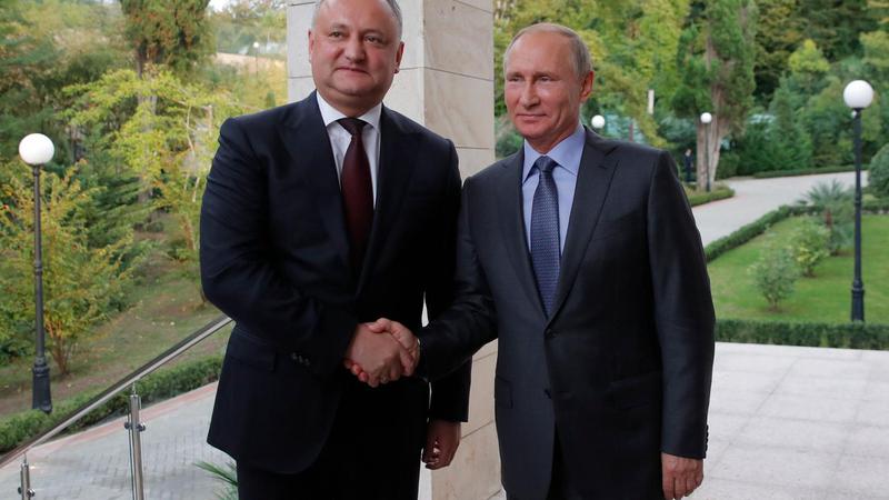 Игорь Додон поздравил Владимира Путина с днем рождения на фоне международных обвинений