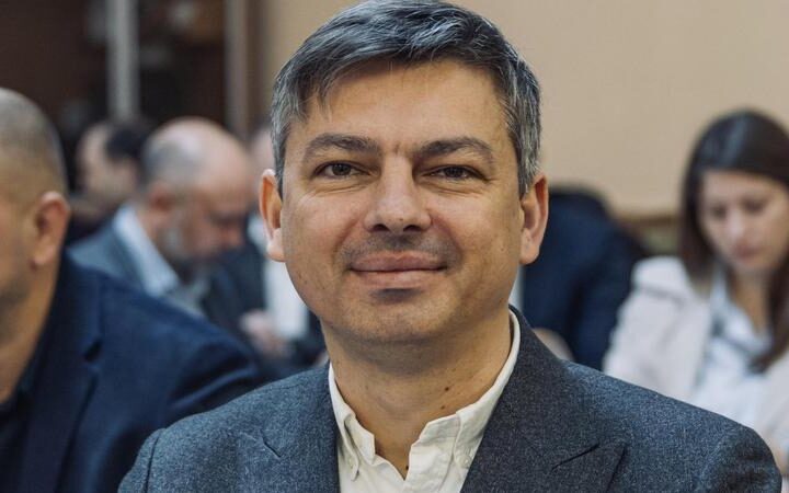 Конфликт интересов в столичной мэрии: руководитель экономики заключил контракт с собой на 49 тысяч леев