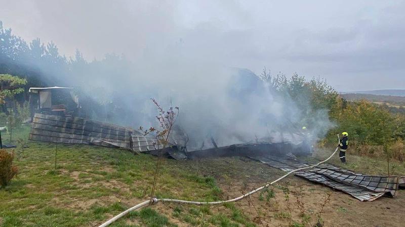 Пожар на туристической базе в Хынчештах уничтожил кабину целиком 3 Пожар на туристической базе в Хынчештах уничтожил кабину целиком