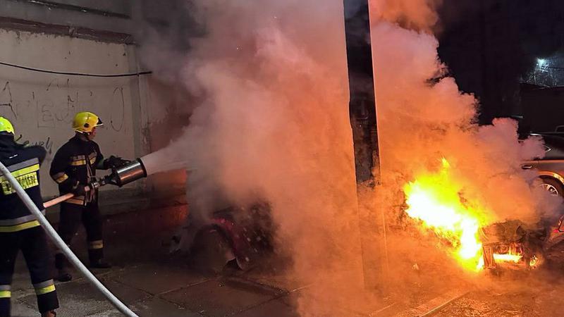 В Цахле произошёл пожар, уничтоживший два автомобиля 3 В Цахле произошёл пожар, уничтоживший два автомобиля