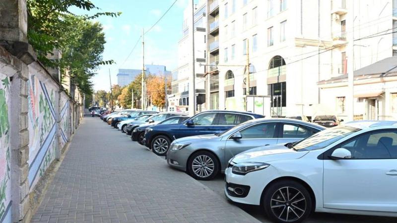 В Молдове предложены меры по урегулированию парковки и борьбе с брошенными автомобилями