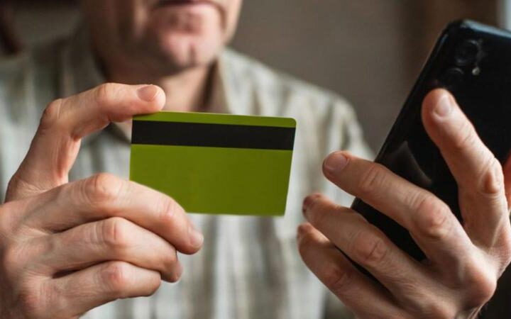В результате телефонных мошенничеств женщина потеряла более 295 тысяч леев