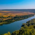 Волонтеры очищают русло Днестра в районе Сороки после снижения уровня воды