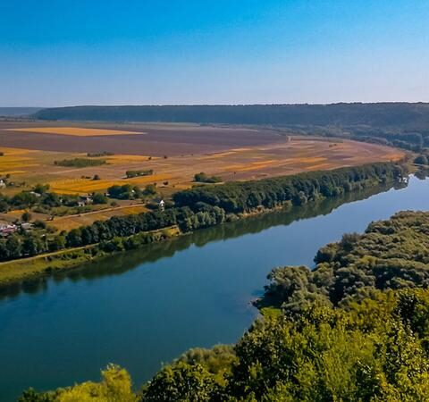 Волонтеры очищают русло Днестра в районе Сороки после снижения уровня воды