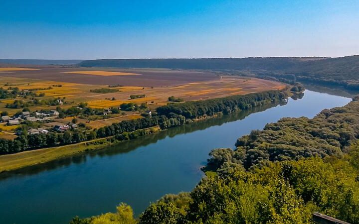 Волонтеры очищают русло Днестра в районе Сороки после снижения уровня воды