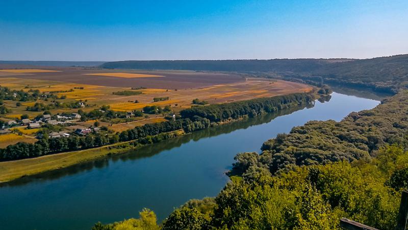 Волонтеры очищают русло Днестра в районе Сороки после снижения уровня воды 1 Волонтеры очищают русло Днестра в районе Сороки после снижения уровня воды